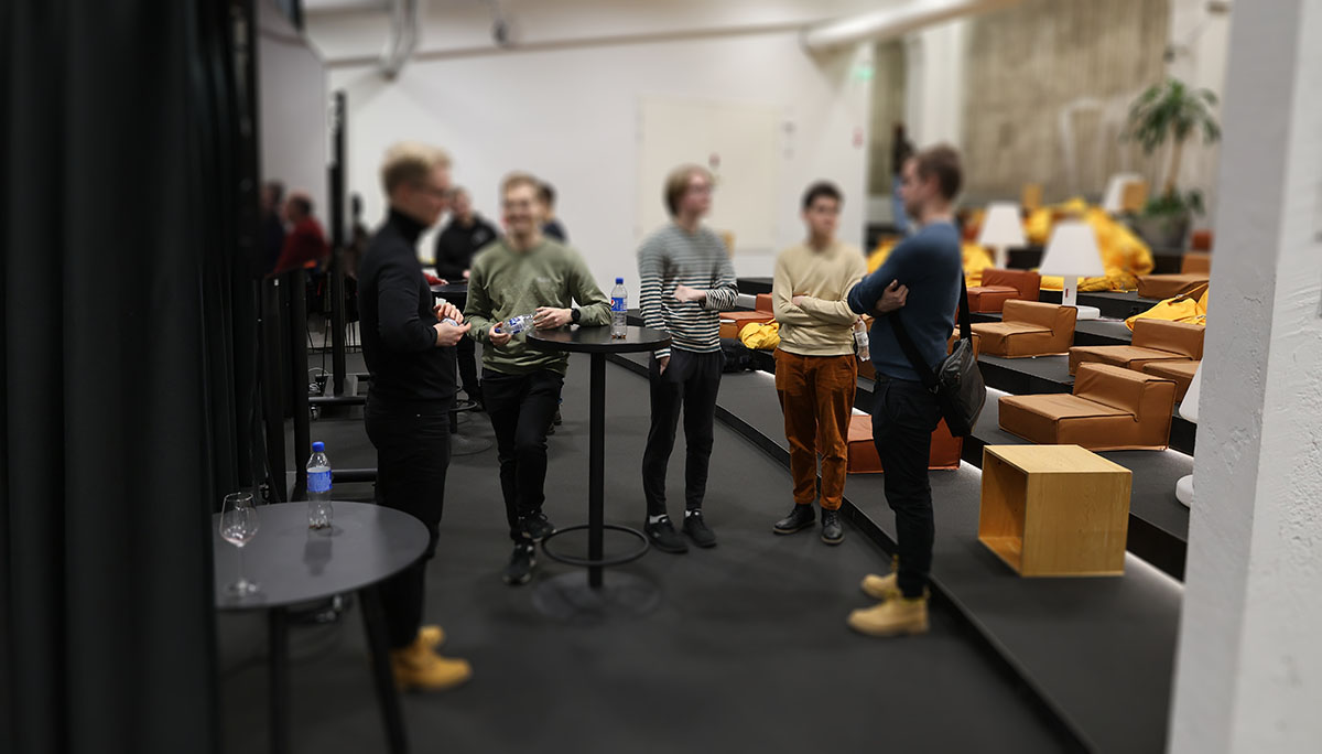 OtaDATAn jäseniä keskustelemassa pöydän ääressä